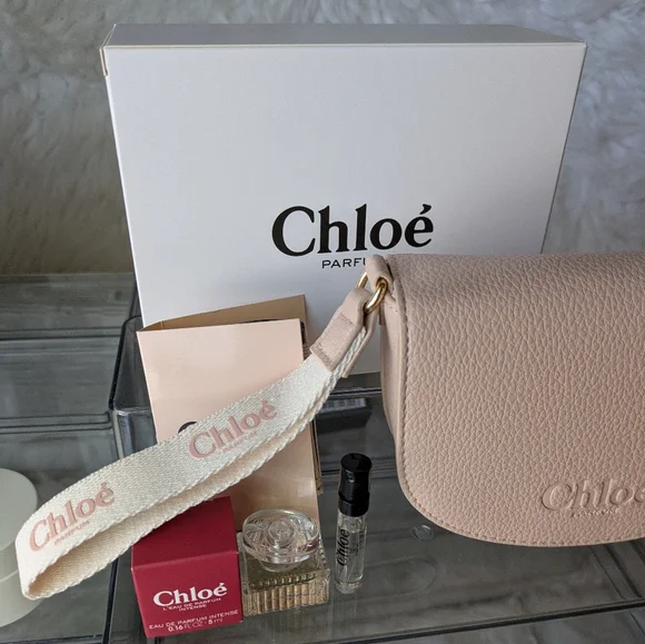 Chloe 3 Pc Mini Gift Set Eau de Parfum Mini 5ml, Wristlet Pouch Signatur… - Picture 3 of 6
